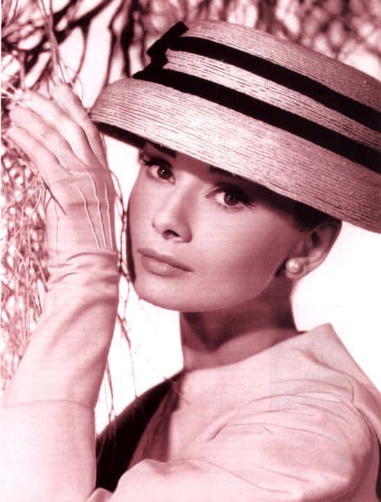 Audrey Hepburn - Chic, Style With An Elegant Fashion Flare (1) Audrey Hepburn - Chic, Style With An Elegant Fashion Flare (1)