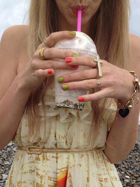 Street Fashion &ndash; Laura&rsquo;s Embracing The Floral Maxi Dress This 2012