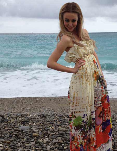 Street Fashion &ndash; Laura&rsquo;s Embracing The Floral Maxi Dress This 2012