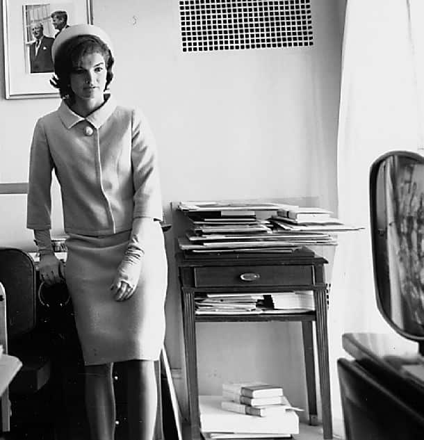 jackie kennedy in chanel suit 1960