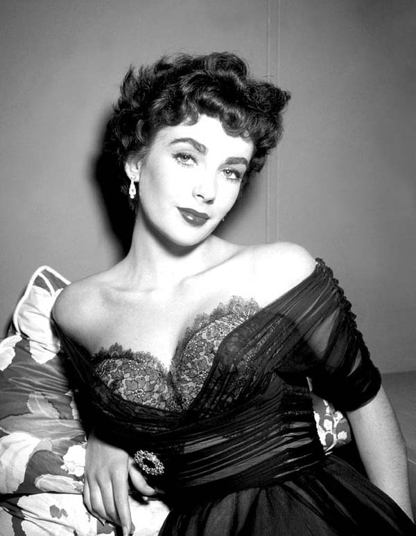 Elizabeth Taylor - Hollywood's Most Alluring Fashion Icon