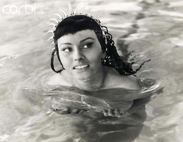 Spohia Loren Swimming wearing a headpeice