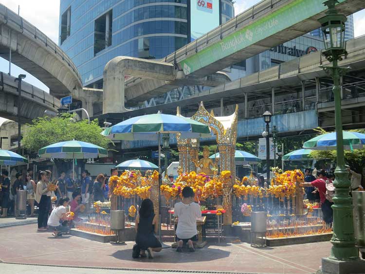 Erawan_Shrine,_Ratchaprasong,_May_2015