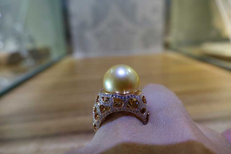 Keshi in diamond settings