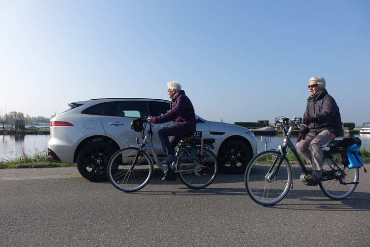 Jaguar F-PACE Model S - Luxury Family Car On 22 Inch Wheels