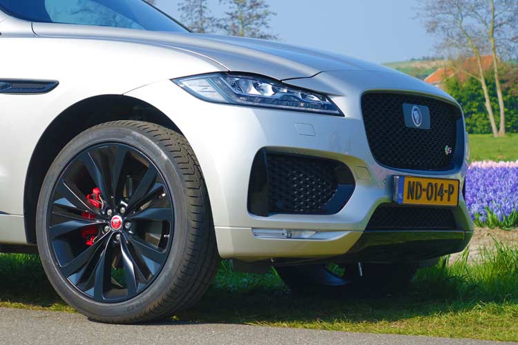 Jaguar F-PACE Model S - Luxury Family Car On 22 Inch Wheels
