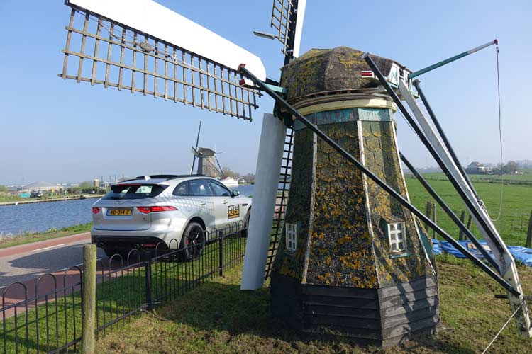 Jaguar F-PACE Model S - Luxury Family Car On 22 Inch Wheels