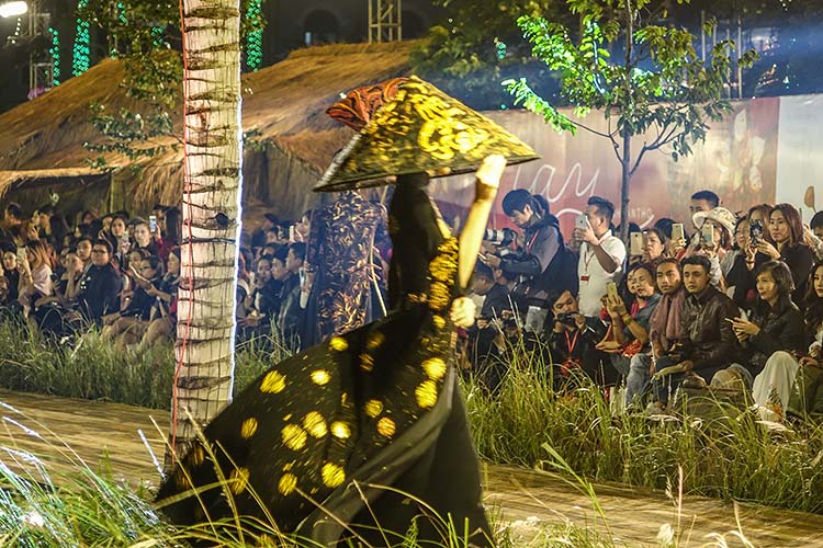 Hoi An Vietnam - Water Front Fashion Show By Night