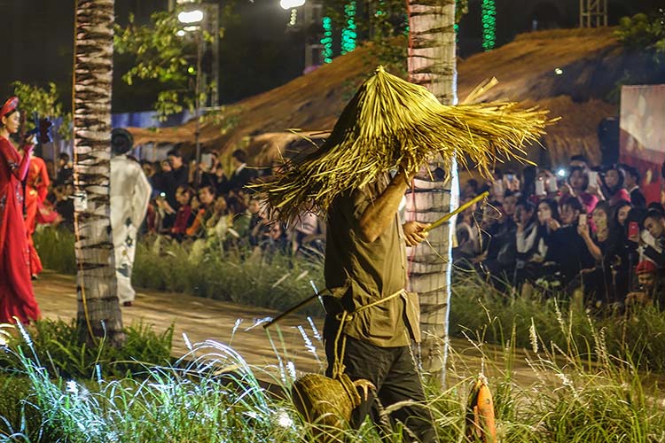 Hoi An Vietnam - Water Front Fashion Show By Night
