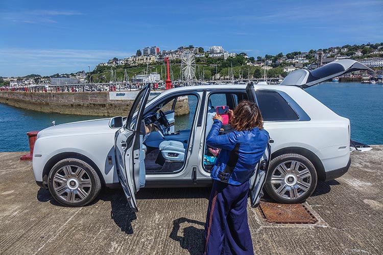 Rolls Royce Cullinan SUV MenStyleFashion 2019 Artic White United Kingdom (10) Devon