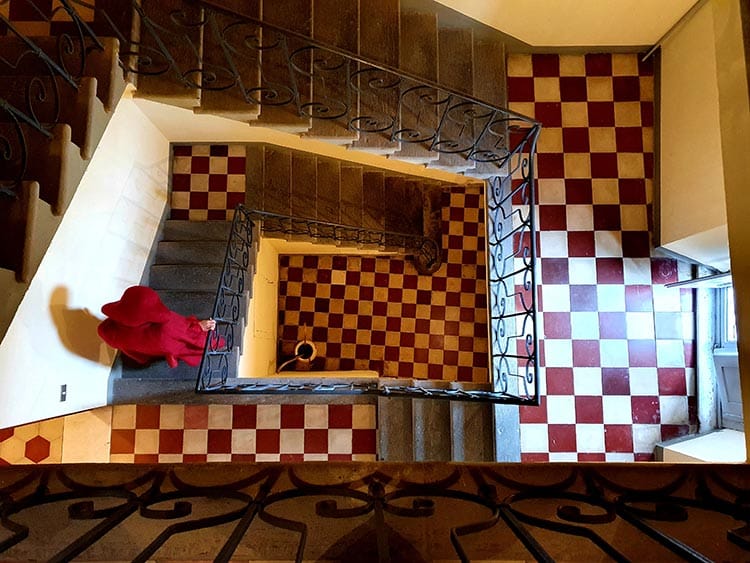 Italian staircase Tuscany Gracie Opulanza