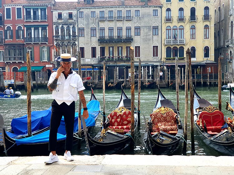 White Trainers - The Summer Staple Shoe Tips Gondola Venice 2020 Gracie Opulanza photography Sumsang S10+ (2)