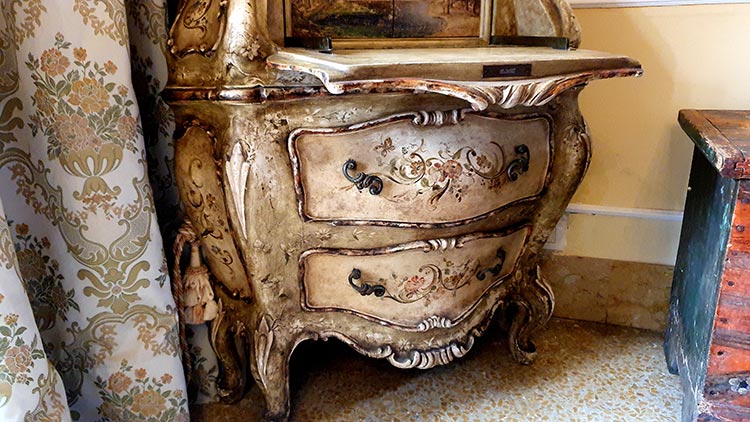 Relais Alberti Malamocco venice italy hotel antqiue furniture (2)