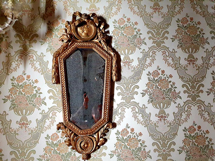 Relais Alberti Malamocco venice italy hotel antqiue furniture (2) wallpaper silk