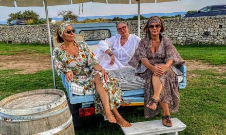 Kaftan – Style Tips For On And Off The Beach