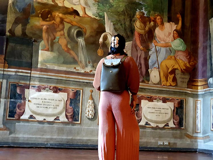 Cuoiofficine Florence italy olive green backpack Gracie Opulanza Ufizzi gallery Florence Italy 2020 (1)