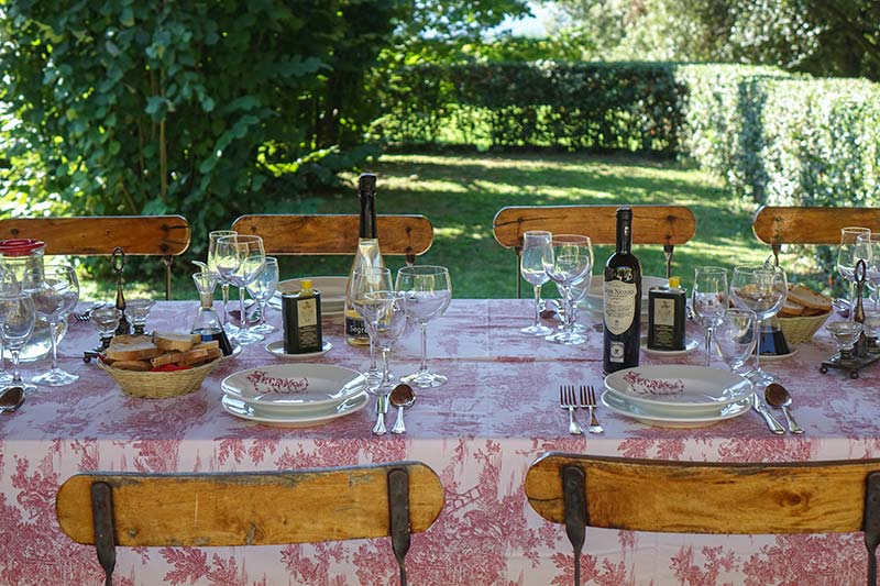 Fattoria Mansi Bernardo outdoor eating (1)