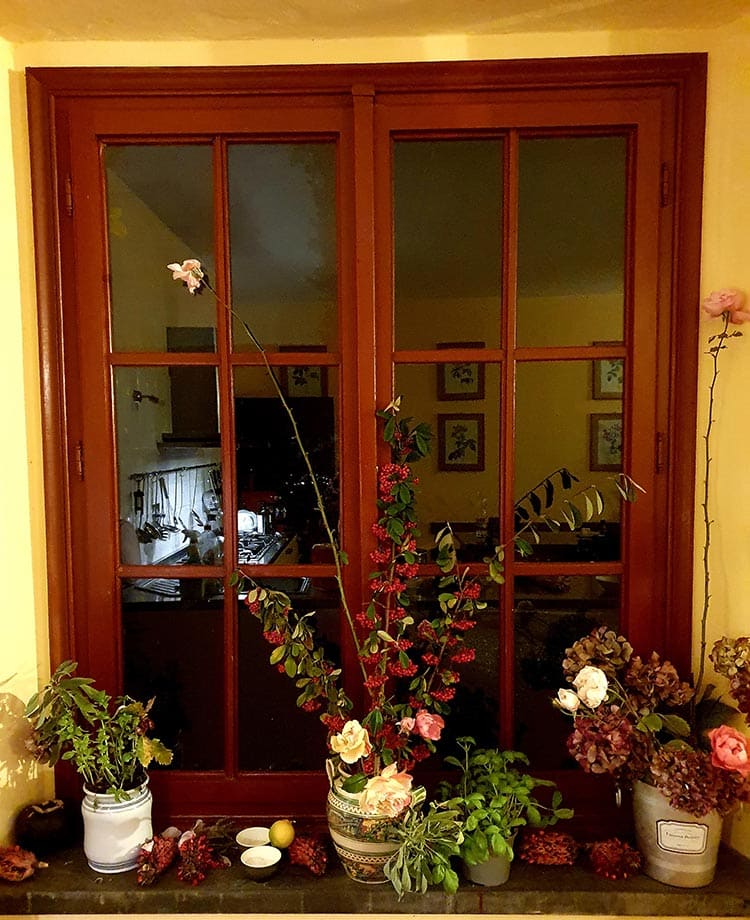 roses and cones for christmas decorations (2)