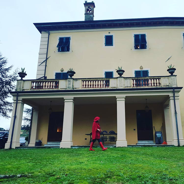 red cape wool 18th century villa for sale tuscany 2021 gracie opulanza italy (1)