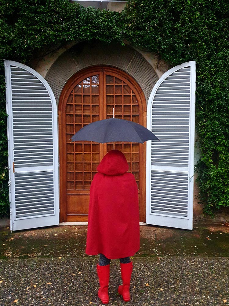 But no matter how hard she tried. This ready to made wear cape sewn by Angela Facchini The cape had a mind of its own.