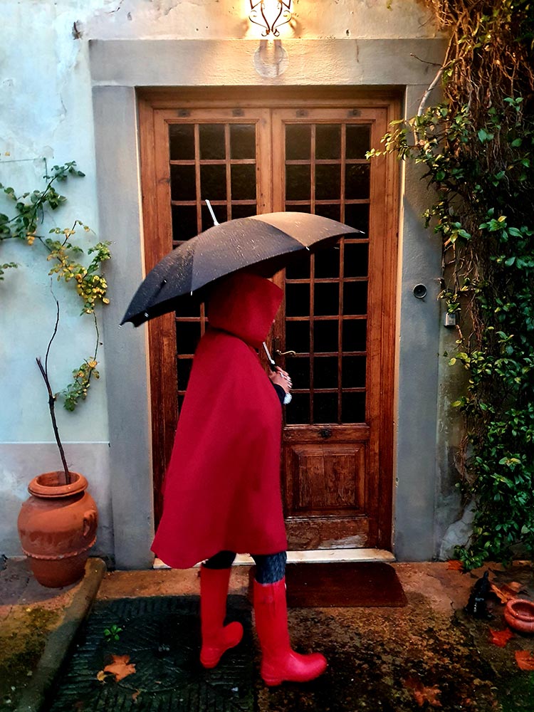 But no matter how hard she tried. This ready to made wear cape sewn by Angela Facchini The cape had a mind of its own.