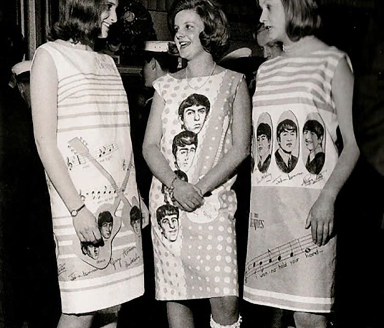 The “Ready to Tear” Trend of Paper Dresses