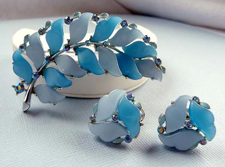 Vintage Blue Lucite Lisner Earrings and Brooch Set.&nbsp;