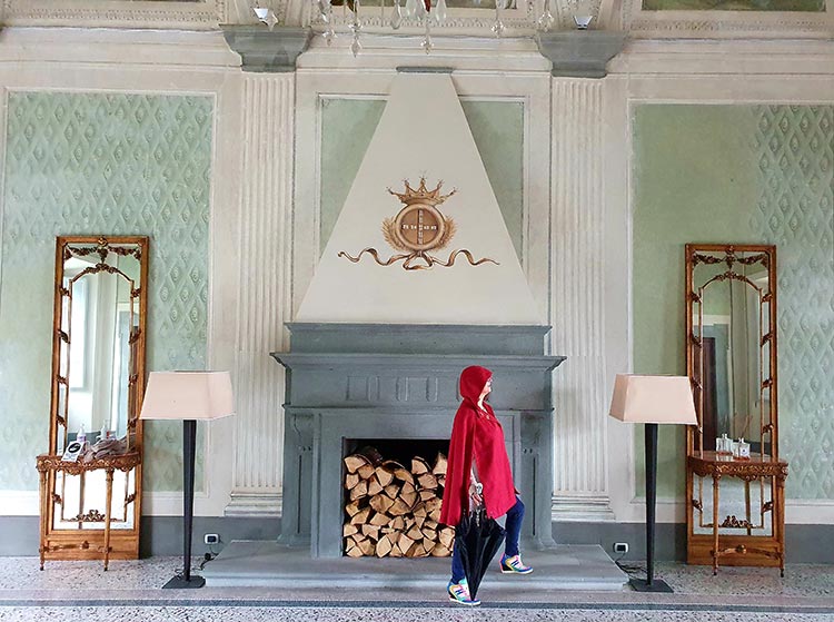 wool red cape Gracie Opulanza tuscany italy (2)