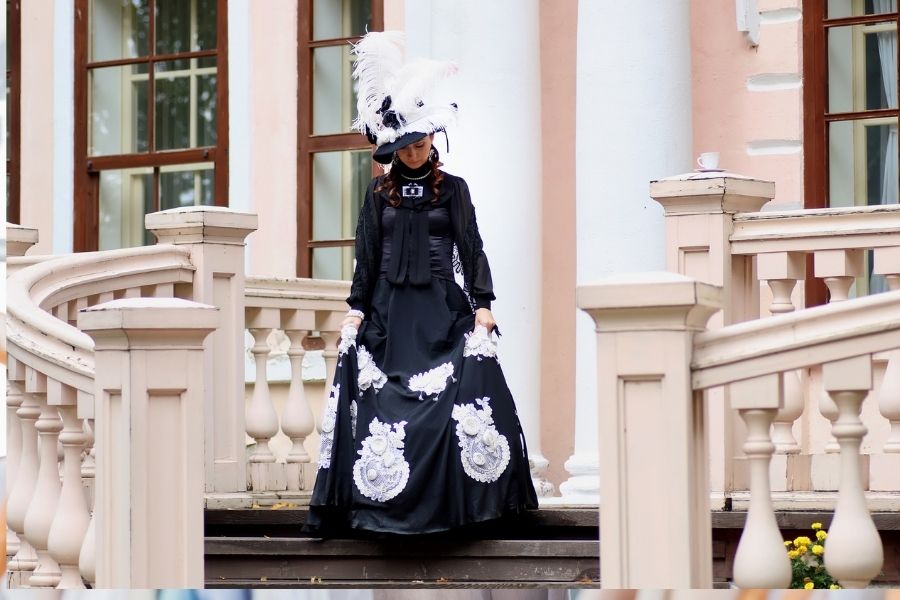 The Bonfire Of destiny sinpired Victorian era fashion (3)