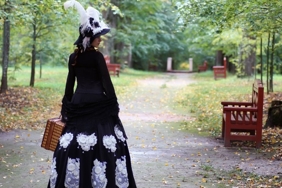 The Bonfire Of destiny sinpired Victorian era fashion (3)