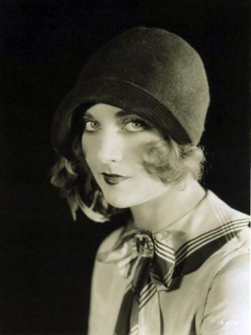 Carole Lombard wearing a cloche