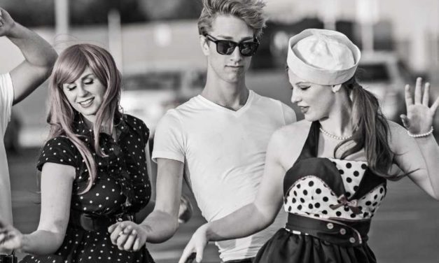 A Hazy, Lazy Vintage Summer – Retro Accessories for the Holidays