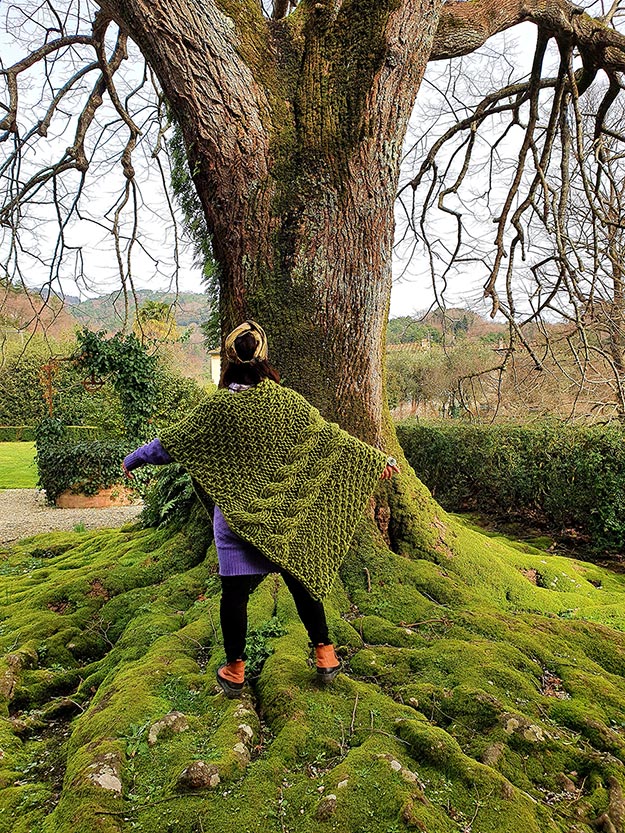 Moss-green-wool-blanket-cape-gracie-opulanza-2021-Tuscany