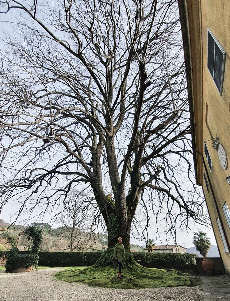 Moss green wool blanket cape Gracie Opulanza Tuscany 2021 (2)