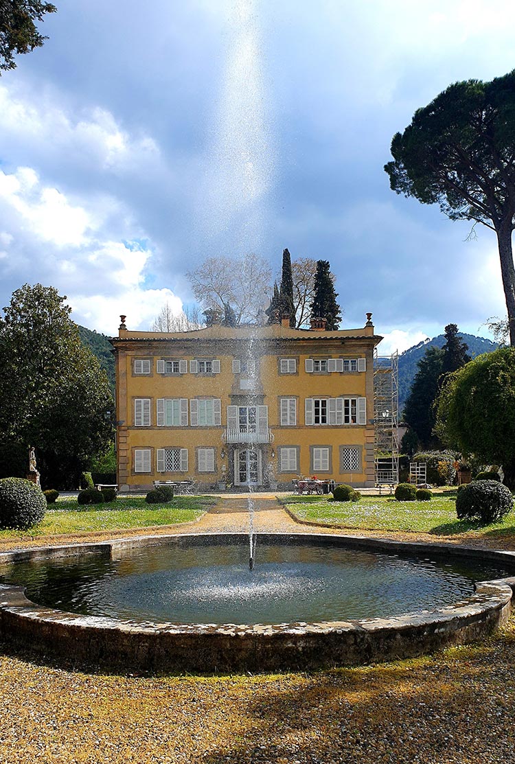 Romantic Tuscany villa gardens 2021 