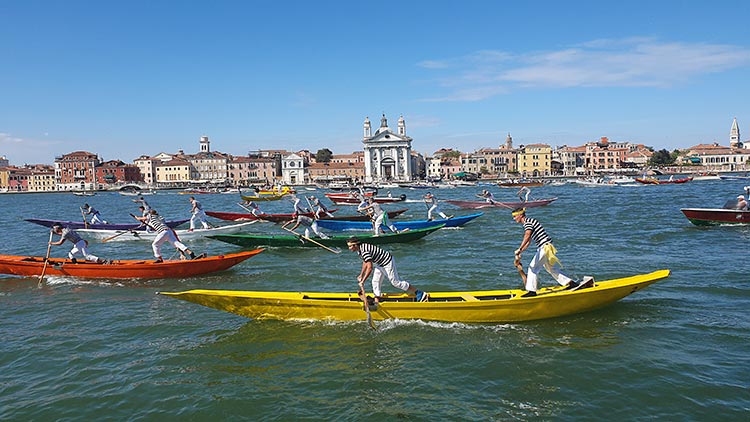 Festa-del-Redentore-Venices-Beautiful-Gondola-Race-MENsTYLEFashion-2020-Italy-summer-7