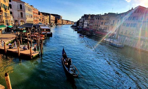 Venice Gondola Style – What to Wear, Where to Ride, and How to Float Like a Billionaire in the Summer Heat