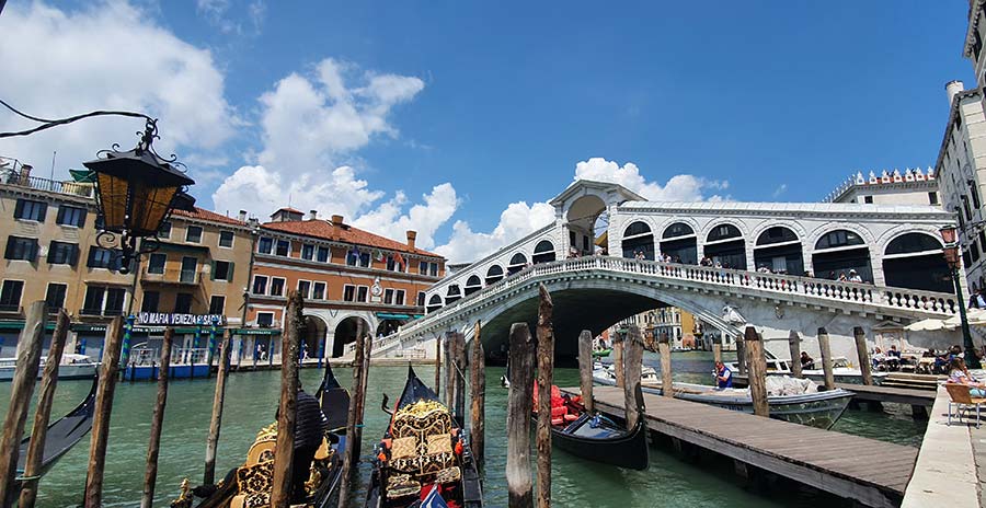 Gondola Style venice 2021 Italy Gracie Opulanza Venezia (8) Rialto bridge