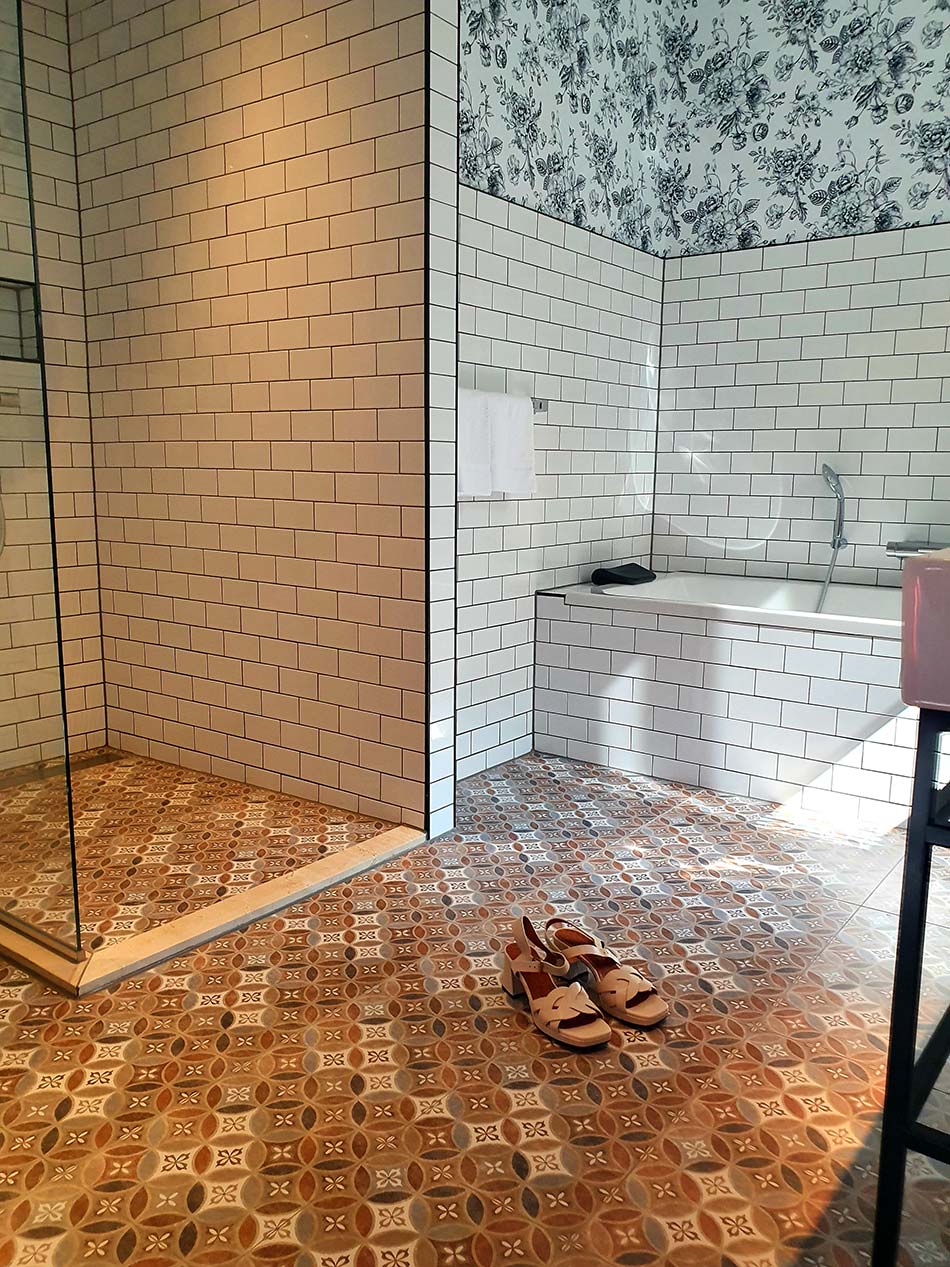 chei mihara spain sandals with socks bike Holland