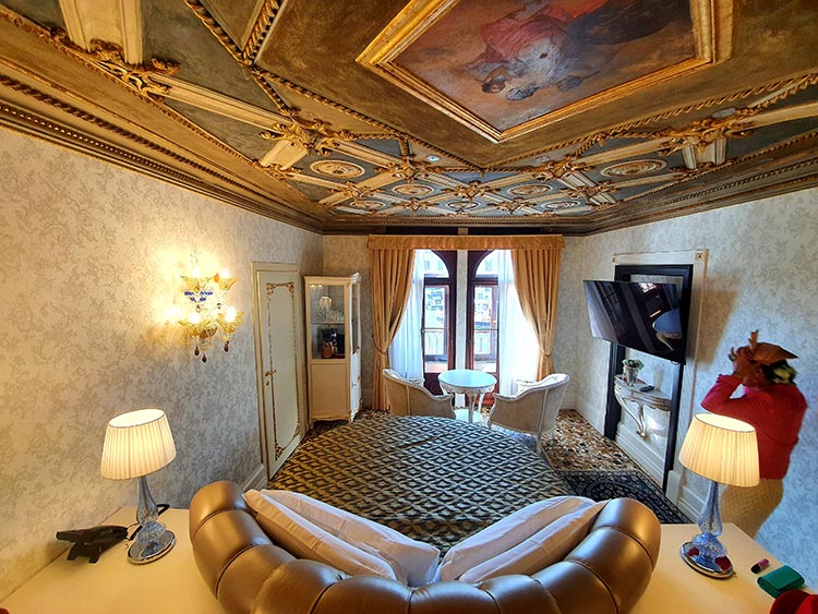 Noble-residence-of-Palazzo-Bembo-Ego-Hotel-Venice-italy-imperial-room-2020