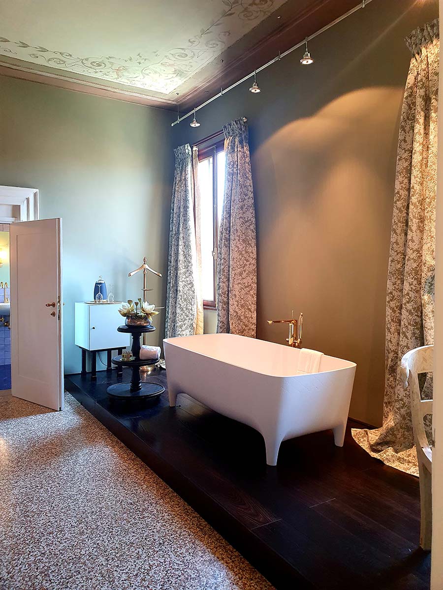 Curtains within the bathroom