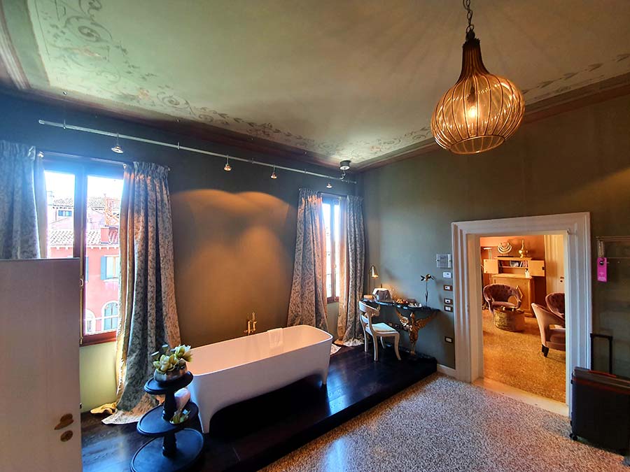 Curtains in the bathoom Rubelli Group