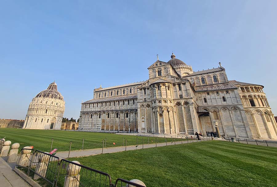 Leaning Tower Of Pisa - What To Wear On Historical Travel Destinations (11)