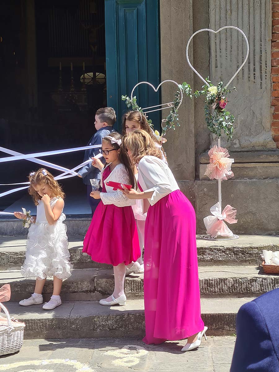 pink wedding guests fashion tuscany
