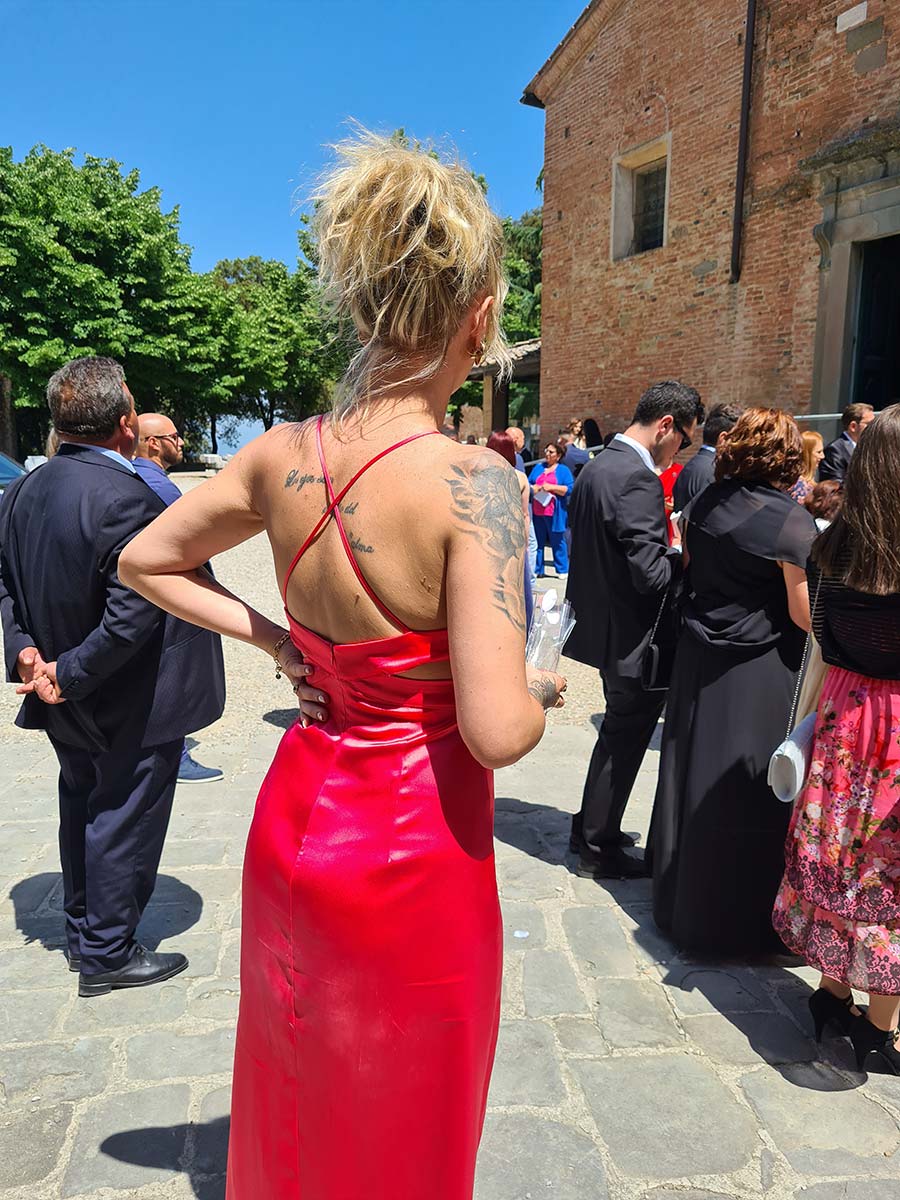 red tattoo pink wedding guests fashion tuscany