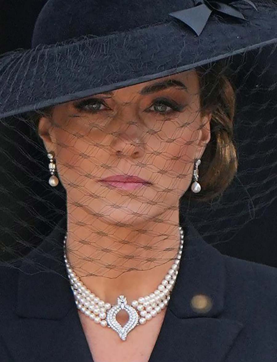 Kate Middleton wears the queens pearls