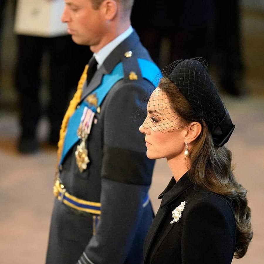 Kate-Middleton-wearing-Princess-Diana-pearl-earings