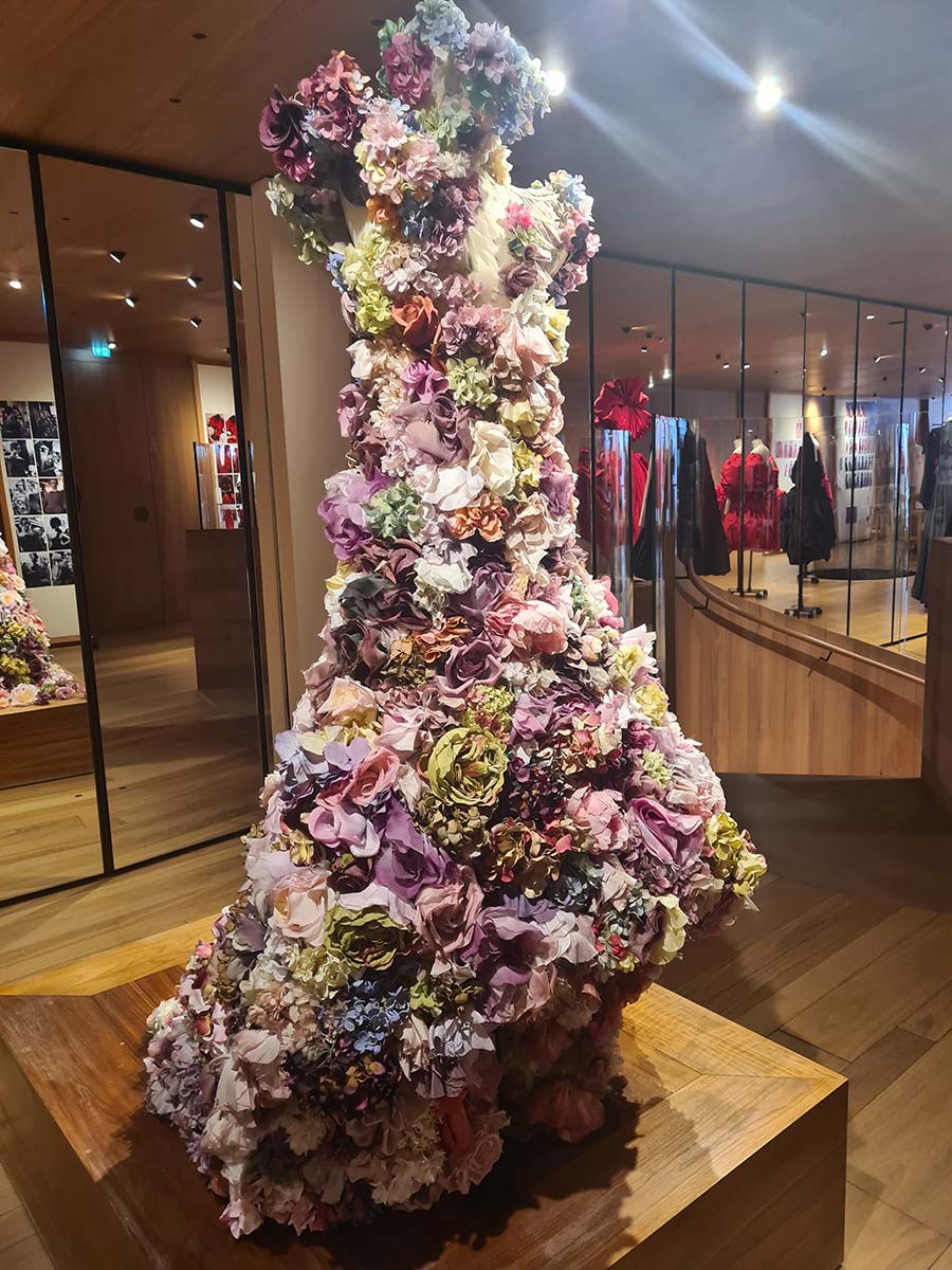 The S/S07 from lee's collection is composed entirely of flowers, called Sarabande. Composed of entirely flowers.