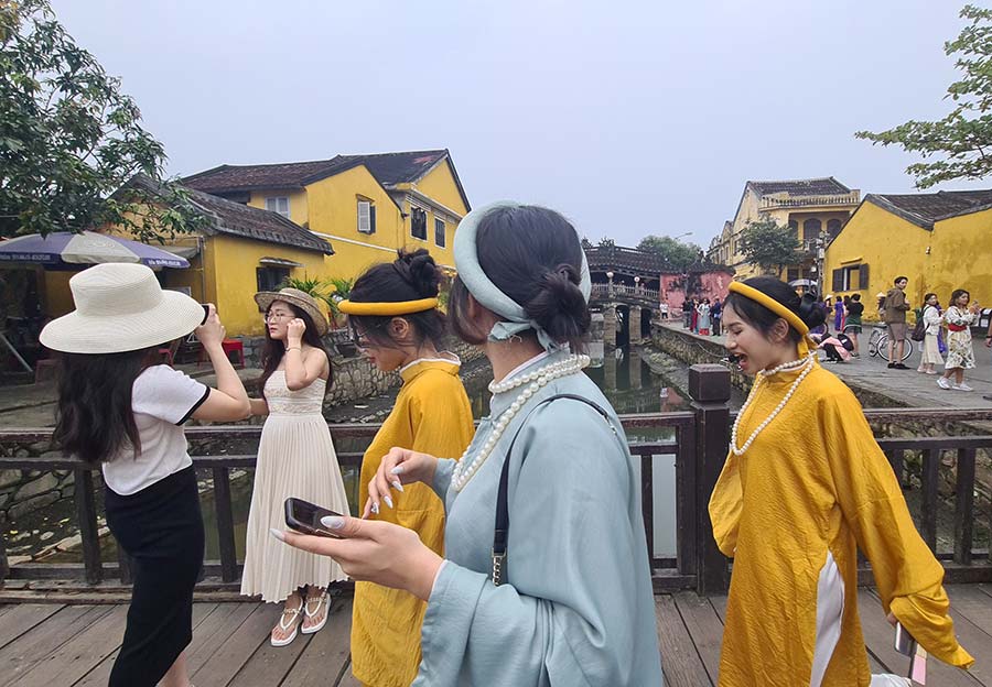 Vietnam Hoi An - Embroidery Trends For Travel