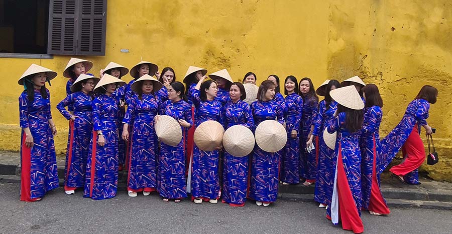 Ho An Vietnam Traditional Outfits (1)